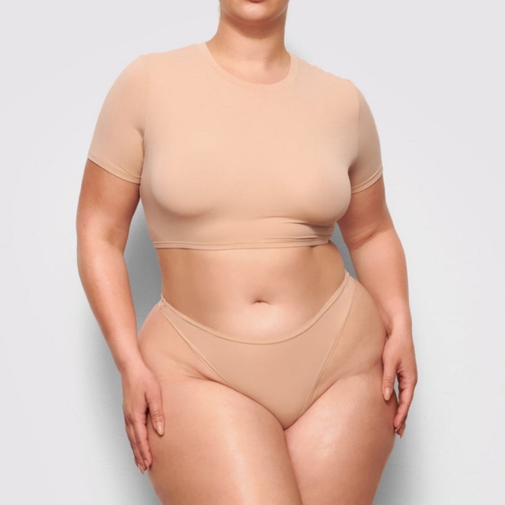 Skims first everybody super cropped tshirt in color Clay